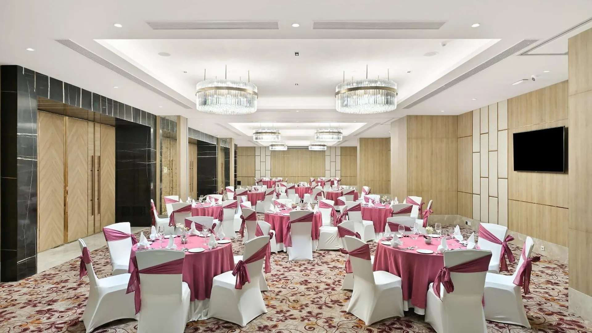 Hotel Holiday Inn Gurugram Sector 90 By Ihg Gurgaon